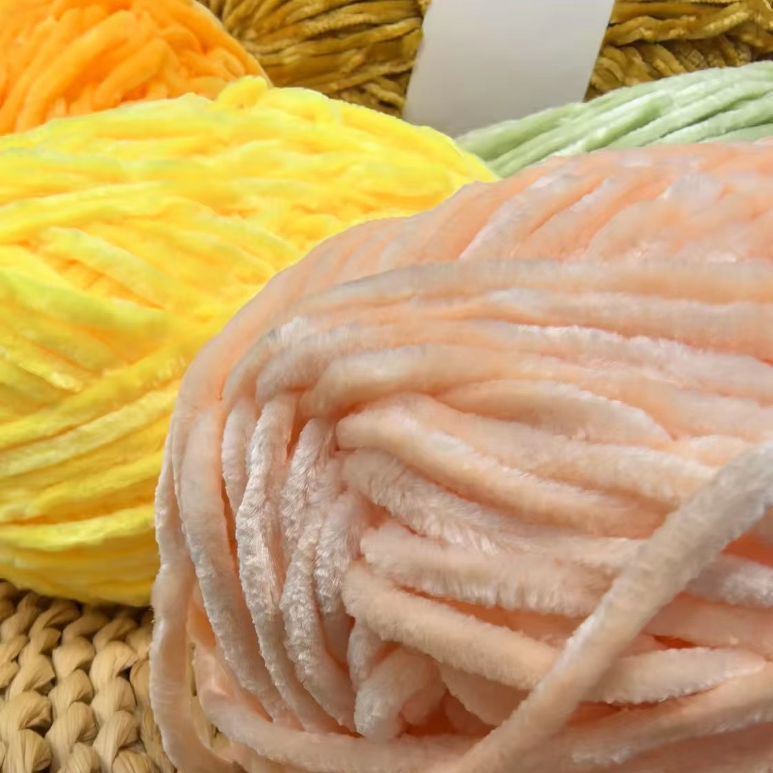 Chenille Yarn Shining Round Crochet Yarn Polyester Blended Velvet Yarn in Chenille Quality for Hand Knitting